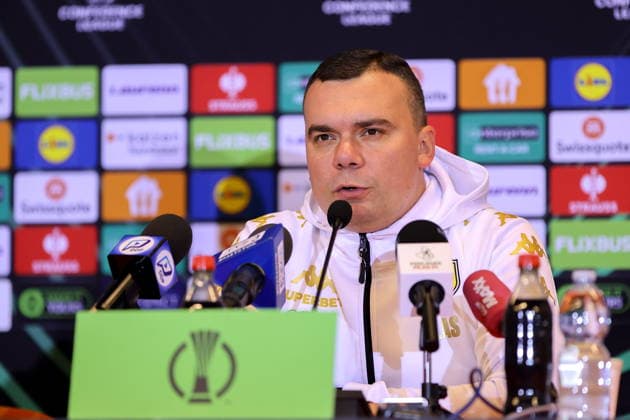 BIALYSTOK 27.11.2025 4. KOLEJKA LIGA KONFERENCJI SEZON 2025 2026 MECZ: JAGIELLONIA BIALYSTOK - KUOPION PALLOSEURA - - - UEFA CONFERENCE LEAGUE 2025 26 LEAGUE PHASE MD4 MATCH BETWEEN JAGIELLONIA BIALYSTOK (POL) - KUOPION PALLOSEURA (FIN) NZ TRENER HEAD COACH ADRIAN SIEMIENIEC KONFERENCJA PRASOWA press conference, PK, Pressekonferenz Fot. Maciej Gilewski 058sport.pl NEWSPIX.PL --- newspix.pl 