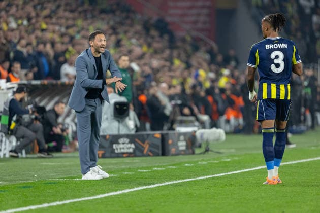 Fenerbahce vs Ferencvaros UEFA Europa League 2025-26 MD5 Domenico Tedesco of Fenerbahce SK talks with Archie Brown of Fenerbahce SK during the match. Fenerbahce and Ferencvaros faced each other at UEFA Europa League 2025 26 League Phase MD5. The match took place in Chobani Fenerbahce Sukru Saracoglu Stadium on November 27th, 2025. Istanbul Istanbul Turkey Copyright: xBurakxBasturkx