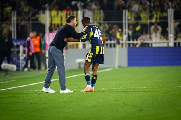 Fenerbahce vs Ferencvaros UEFA Europa League 2025-26 MD5 Domenico Tedesco of Fenerbahce SK talks with Dorgeles Nene of Fenerbahce SK during the match. Fenerbahce and Ferencvaros faced each other at UEFA Europa League 2025 26 League Phase MD5. The match took place in Chobani Fenerbahce Sukru Saracoglu Stadium on November 27th, 2025. Istanbul Istanbul Turkey Copyright: xBurakxBasturkx