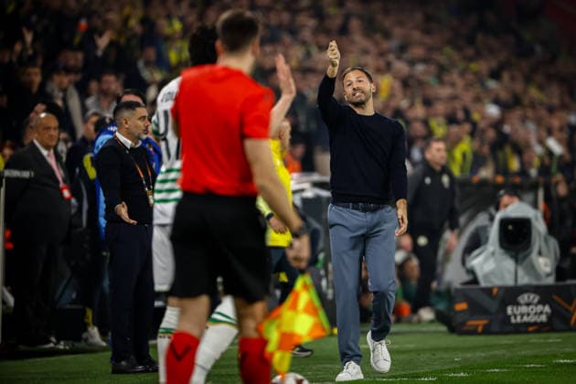 Fenerbahce vs Ferencvaros UEFA Europa League 2025-26 MD5 Domenico Tedesco of Fenerbahce SK contests the referee™s decision during the match. Fenerbahce and Ferencvaros faced each other at UEFA Europa League 2025 26 League Phase MD5. The match took place in Chobani Fenerbahce Sukru Saracoglu Stadium on November 27th, 2025. Istanbul Istanbul Turkey Copyright: xBurakxBasturkx