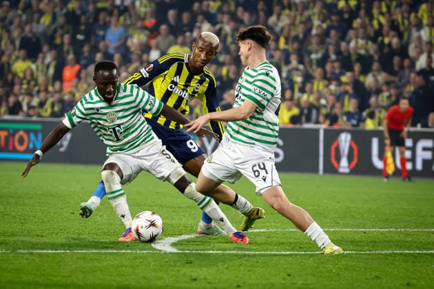 Fenerbahce vs Ferencvaros UEFA Europa League 2025-26 MD5 Anderson Talisca of Fenerbahce SK, Naby Keita of Ferencvaros and Alex Toth of Ferencvaros vie for the ball during the match. Fenerbahce and Ferencvaros faced each other at UEFA Europa League 2025 26 League Phase MD5. The match took place in Chobani Fenerbahce Sukru Saracoglu Stadium on November 27th, 2025. Istanbul Istanbul Turkey Copyright: xBurakxBasturkx