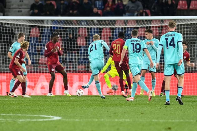 CALCIO - UEFA Europa League - Bologna FC vs FC Salzburg Jens Odgaard (Bologna Fc) shooting on goal during Bologna FC vs FC Salzburg, Football Europa League match in Bologna, Italy, November 27 2025 Bologna Italy  Copyright: xIPAxSport ABACAx
