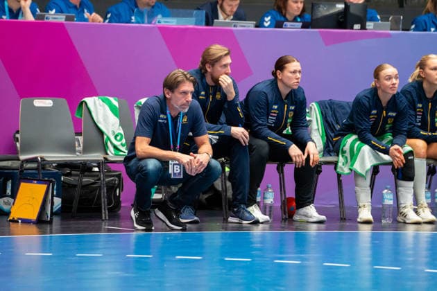 Handball I Women I World Championship I Preliminary round I 1 Matchday I Sweden Czech Republic I 27 11 2025 Tomas Axner Coach, Sweden Stuttgart Porsche Arena Baden Württemberg Germany Copyright: xLobeca MaxxPetershansx