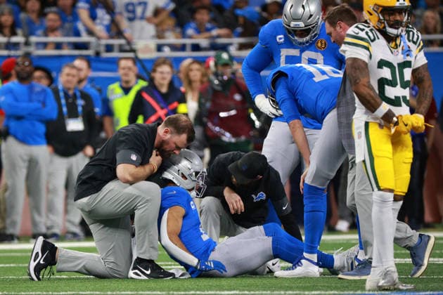 Green Bay Packers vs Detroit Lions DETROIT,MICHIGAN-NOVEMBER 27: Detroit Lions wide receiver Amon-Ra St. Brown 14 is checked for injury during the first half of an NFL, American Football Herren, USA football game between the Green Bay Packers and the Detroit Lions in Detroit, Michigan USA, on Thursday, November 27, 2025 Detroit Michigan United States  Copyright: xJorgexLemusx originalFilename:lemus-greenbay251127_npZe0.jpg