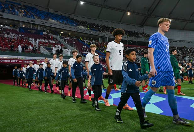 PORTUGAL vs AUSTRIA : FIFA U-17 WORLD CUP QATAR 2025 FINAL Portugal and Austria players walk into the pitch prior to the FIFA U-17 World Cup Qatar 2025 final match between Portugal and Austria at Khalifa International Stadium in Doha, Qatar, on November 27, 2025. DOHA Qatar Copyright: xNOUSHADxTHEKKAYILx