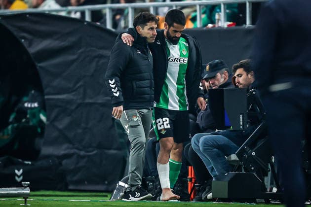 November 27, 2025, Sevilla, Spain, Spain: Francisco ROMAN ALARCON SUAREZ (Isco) of Real Betis Balompie looks injured during the UEFA Europa League, League Phase MD5 match between Real Betis Balompie and FC Utrecht at Estadio La Cartuja on November 27, 2025 in Sevilla, Spain. Rafael Roman Sevilla Spain - ZUMAm308 20251127_zsp_m308_016 Copyright: xMatthieuxMirvillex
