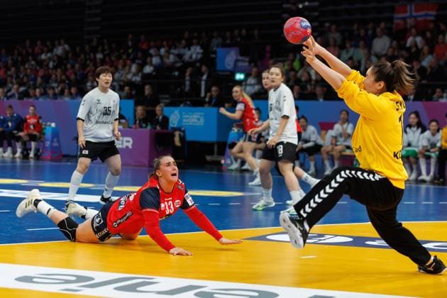 Thale Rushfeldt Deila Norway fails against Saeyoung Park South Korea , Norway vs South Korea, Handball, IHF Womens Handball World Championship, Matchday 1, 27 11 2025 Norway vs South Korea, Handball, IHF Womens Handball World Championship, Matchday 1, 27 11 2025 Copyright: xEibner-Pressefoto AlexanderxNeisx EP_ANS