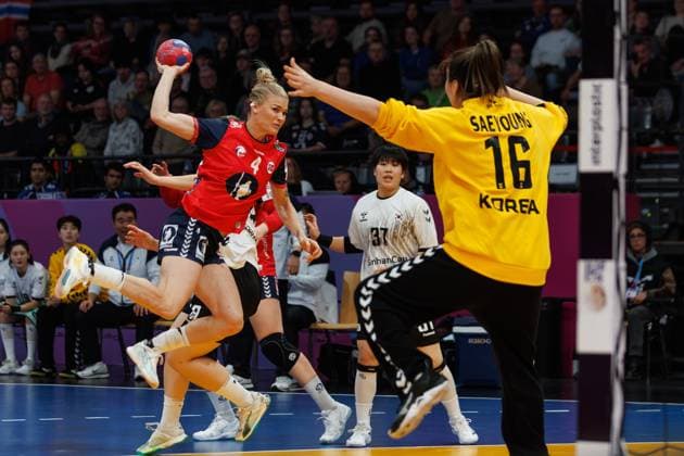 Veronica Egebakken Kristiansen Norway vs Saeyoung Park South Korea , Norway vs South Korea, Handball, IHF Womens Handball World Championship, Matchday 1, 27 11 2025 Norway vs South Korea, Handball, IHF Womens Handball World Championship, Matchday 1, 27 11 2025 Copyright: xEibner-Pressefoto AlexanderxNeisx EP_ANS