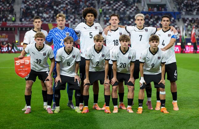 PORTUGAL vs AUSTRIA : FIFA U-17 WORLD CUP QATAR 2025 FINAL Starting players of Austria pose for a group photo prior to theFIFA U-17 World Cup Qatar 2025 final match between Portugal and Austria at Khalifa International Stadium in Doha, Qatar, on November 27, 2025. DOHA Qatar Copyright: xNOUSHADxTHEKKAYILx
