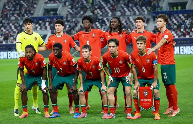 PORTUGAL vs AUSTRIA : FIFA U-17 WORLD CUP QATAR 2025 FINAL Starting players of Portugal pose for a group photo prior to theFIFA U-17 World Cup Qatar 2025 final match between Portugal and Austria at Khalifa International Stadium in Doha, Qatar, on November 27, 2025. DOHA Qatar Copyright: xNOUSHADxTHEKKAYILx