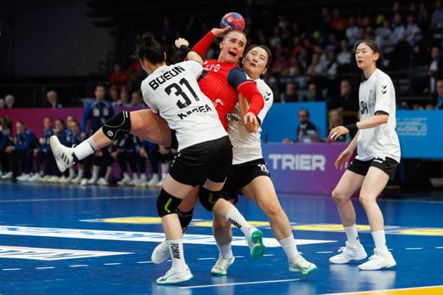 Thale Rushfeldt Deila Norway in a duel with Boeun Gim South Korea and Hyewon Lee South Korea , Norway vs South Korea, Handball, IHF Womens Handball World Championship, Matchday 1, 27 11 2025 Norway vs South Korea, Handball, IHF Womens Handball World Championship, Matchday 1, 27 11 2025 Copyright: xEibner-Pressefoto AlexanderxNeisx EP_ANS