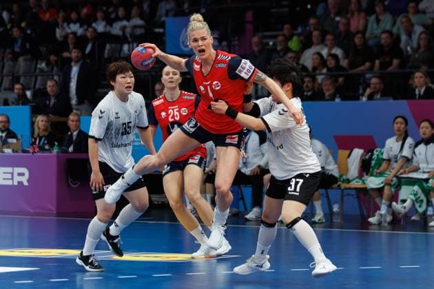 Veronica Egebakken Kristiansen Norway in a duel with Hyewon Lee South Korea and Minseo Kim South Korea , Norway vs South Korea, Handball, IHF Womens Handball World Championship, Matchday 1, 27 11 2025 Norway vs South Korea, Handball, IHF Womens Handball World Championship, Matchday 1, 27 11 2025 Copyright: xEibner-Pressefoto AlexanderxNeisx EP_ANS