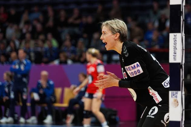 Katrine Lunde Norway gives instructions, Norway vs South Korea, Handball, IHF Womens Handball World Championship, Matchday 1, 27 11 2025 Norway vs South Korea, Handball, IHF Womens Handball World Championship, Matchday 1, 27 11 2025 Copyright: xEibner-Pressefoto AlexanderxNeisx EP_ANS
