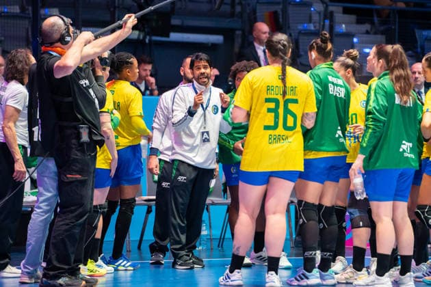 Handball I Women I World Championship I Preliminary round I 1 Matchday I Brazil Cuba I 27 11 2025 Cristiano Silva Coach, Brazil during a time-out Stuttgart Porsche Arena Baden Württemberg Germany Copyright: xLobeca MaxxPetershansx
