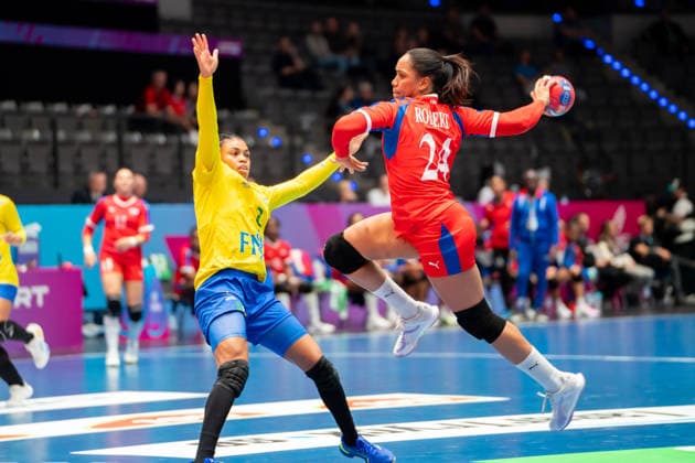 Handball I Women I World Championship I Preliminary round I 1 Matchday I Brazil Cuba I 27 11 2025 Schakira Robert Reinoso 24, Cuba , left Bruna de Paula 2, Brazil Stuttgart Porsche Arena Baden Württemberg Germany Copyright: xLobeca MaxxPetershansx