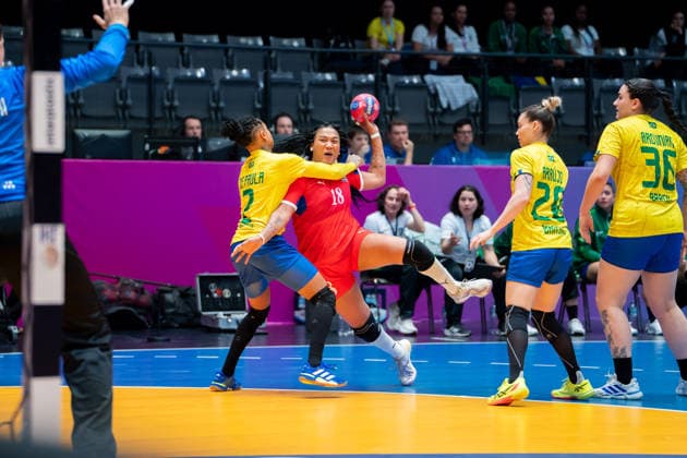 Handball I Women I World Championship I Preliminary round I 1 Matchday I Brazil Cuba I 27 11 2025 Lorena Aide Tellez Delgado 18, Cuba defended by Bruna de Paula 2, Brazil Stuttgart Porsche Arena Baden Württemberg Germany Copyright: xLobeca MaxxPetershansx