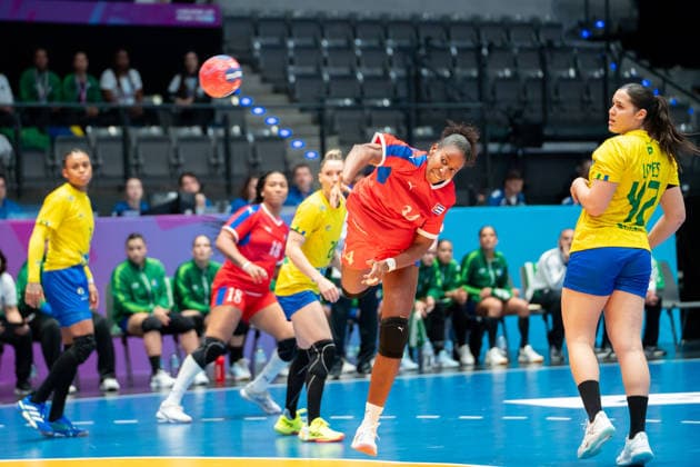 Handball I Women I World Championship I Preliminary round I 1 Matchday I Brazil Cuba I 27 11 2025 Jennifer Amanda Toledo Abreu 34, Cuba in the throw Stuttgart Porsche Arena Baden Württemberg Germany Copyright: xLobeca MaxxPetershansx