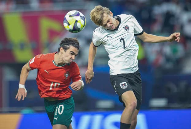PORTUGAL vs AUSTRIA : FIFA U-17 WORLD CUP QATAR 2025 FINAL Mateus Mide of Portugal and Rafael Mario Feldinger of Austria in action during the FIFA U-17 World Cup Qatar 2025 final match between Portugal and Austria at Khalifa International Stadium in Doha, Qatar, on November 27, 2025. DOHA Qatar Copyright: xNOUSHADxTHEKKAYILx