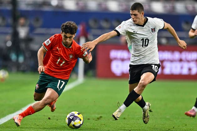 PORTUGAL vs AUSTRIA : FIFA U-17 WORLD CUP QATAR 2025 FINAL Joao Aragao of Portugal and Vasilije Markovic of Austria in action during the FIFA U-17 World Cup Qatar 2025 final match between Portugal and Austria at Khalifa International Stadium in Doha, Qatar, on November 27, 2025. DOHA Qatar Copyright: xNOUSHADxTHEKKAYILx