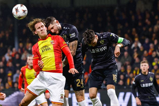 UEFA Europa League: Go Ahead Eagles v VfB Stuttgart Deventer - Melle Meulensteen of Go Ahead Eagles heads the ball with Jeff Chabot of VfB Stuttgart during the fifth match of the UEFA Europa League 2025 2026. The match is set between Go Ahead Eagles and VfB Stuttgart at De Adelaarshorst on 27 November 2025 in Deventer, The Netherlands. (VK Sportphoto Raymond Smit) Copyright: xRaymondxSmitx