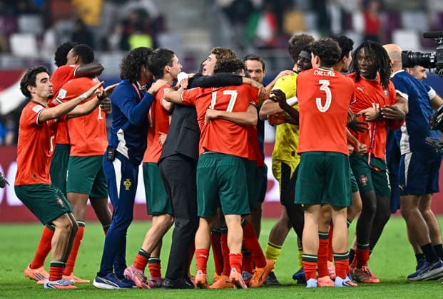 PORTUGAL vs AUSTRIA : FIFA U-17 WORLD CUP QATAR 2025 FINAL Players of Portugal celebrate after winning the FIFA U-17 World Cup Qatar 2025 final match between Portugal and Austria at Khalifa International Stadium in Doha, Qatar, on November 27, 2025. DOHA Qatar Copyright: xNOUSHADxTHEKKAYILx