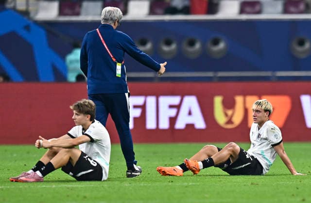 PORTUGAL vs AUSTRIA : FIFA U-17 WORLD CUP QATAR 2025 FINAL Players of Austria look dejected at full-time following the team s defeat in the FIFA U-17 World Cup Qatar 2025 final match between Portugal and Austria at Khalifa International Stadium in Doha, Qatar, on November 27, 2025. DOHA Qatar Copyright: xNOUSHADxTHEKKAYILx