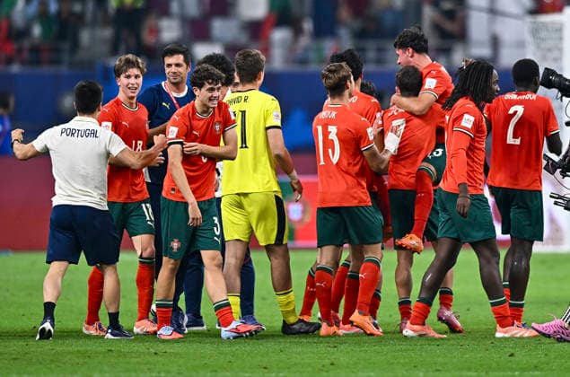 PORTUGAL vs AUSTRIA : FIFA U-17 WORLD CUP QATAR 2025 FINAL Players of Portugal celebrate after winning the FIFA U-17 World Cup Qatar 2025 final match between Portugal and Austria at Khalifa International Stadium in Doha, Qatar, on November 27, 2025. DOHA Qatar Copyright: xNOUSHADxTHEKKAYILx