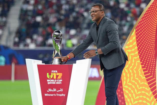 PORTUGAL vs AUSTRIA : FIFA U-17 WORLD CUP QATAR 2025 FINAL Marcel David Desailly, French former footballer and FIFA legend carries the FIFA U-17 World Cup Qatar 2026 trophy on the podium after the FIFA U-17 World Cup Qatar 2025 final match between Portugal and Austria at Khalifa International Stadium in Doha, Qatar, on November 27, 2025. DOHA Qatar Copyright: xNOUSHADxTHEKKAYILx