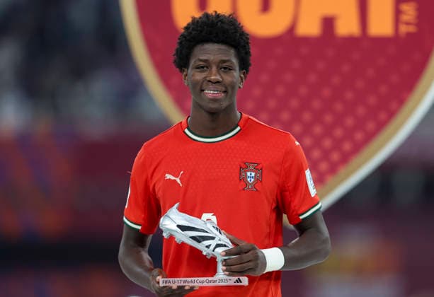 PORTUGAL vs AUSTRIA : FIFA U-17 WORLD CUP QATAR 2025 FINAL Anisio Cabral of Portugal poses with the The Silver Boot award after the FIFA U-17 World Cup Qatar 2025 final match between Portugal and Austria at Khalifa International Stadium in Doha, Qatar, on November 27, 2025. DOHA Qatar Copyright: xNOUSHADxTHEKKAYILx