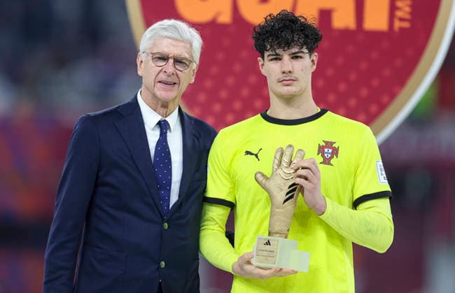 PORTUGAL vs AUSTRIA : FIFA U-17 WORLD CUP QATAR 2025 FINAL Romario Cunha of Portugal poses for a photo with Arsene Wenger, FIFA Chief of Global Football Development, after being presented with the Golden Glove award after the FIFA U-17 World Cup Qatar 2025 final match between Portugal and Austria at Khalifa International Stadium in Doha, Qatar, on November 27, 2025. DOHA Qatar Copyright: xNOUSHADxTHEKKAYILx