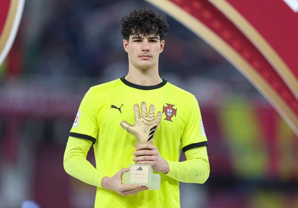 PORTUGAL vs AUSTRIA : FIFA U-17 WORLD CUP QATAR 2025 FINAL Romario Cunha of Portugal poses with the The Golden Glove award after the FIFA U-17 World Cup Qatar 2025 final match between Portugal and Austria at Khalifa International Stadium in Doha, Qatar, on November 27, 2025. DOHA Qatar Copyright: xNOUSHADxTHEKKAYILx