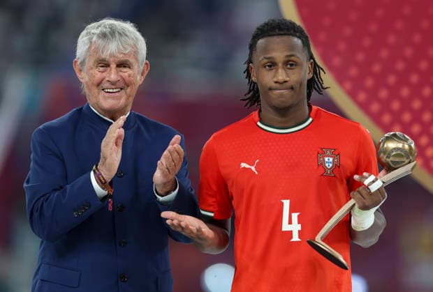 PORTUGAL vs AUSTRIA : FIFA U-17 WORLD CUP QATAR 2025 FINAL Mauro Furtado (R) of Portugal poses for a photo with Bora Milutinovic, Serbian former footballer after being presented with the Bronze Ball award after the FIFA U-17 World Cup Qatar 2025 final match between Portugal and Austria at Khalifa International Stadium in Doha, Qatar, on November 27, 2025. DOHA Qatar Copyright: xNOUSHADxTHEKKAYILx