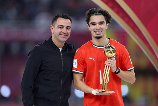 PORTUGAL vs AUSTRIA : FIFA U-17 WORLD CUP QATAR 2025 FINAL Mateus Mide (R) of Portugal poses for a photo with Xavi, (L) Spanish former football player and manager, after being presented with the Golden Ball award after the FIFA U-17 World Cup Qatar 2025 final match between Portugal and Austria at Khalifa International Stadium in Doha, Qatar, on November 27, 2025. DOHA Qatar Copyright: xNOUSHADxTHEKKAYILx