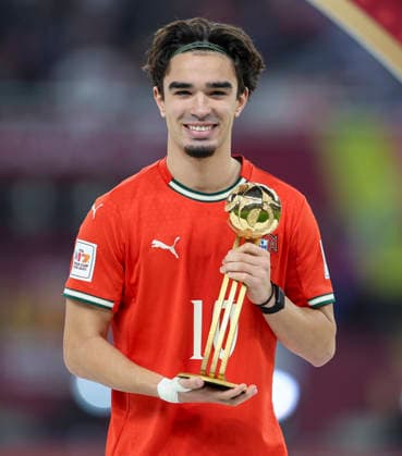 PORTUGAL vs AUSTRIA : FIFA U-17 WORLD CUP QATAR 2025 FINAL Mateus Mide (R) of Portugal pose for a photo with the Golden Ball award after the FIFA U-17 World Cup Qatar 2025 final match between Portugal and Austria at Khalifa International Stadium in Doha, Qatar, on November 27, 2025. DOHA Qatar Copyright: xNOUSHADxTHEKKAYILx