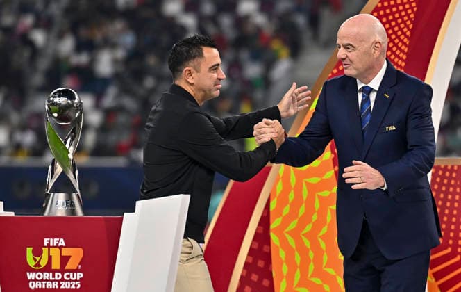 PORTUGAL vs AUSTRIA : FIFA U-17 WORLD CUP QATAR 2025 FINAL Gianni Infantino, (R) FIFA President shake hand Xavi, (L) Spanish former football player and manager, during award ceremony after the FIFA U-17 World Cup Qatar 2025 final match between Portugal and Austria at Khalifa International Stadium in Doha, Qatar, on November 27, 2025. DOHA Qatar Copyright: xNOUSHADxTHEKKAYILx