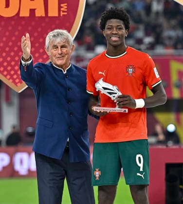 PORTUGAL vs AUSTRIA : FIFA U-17 WORLD CUP QATAR 2025 FINAL Anisio Cabral of Portugal poses for a photo with Bora Milutinovic, Serbian former footballer after being presented with the Silver Boot award after the FIFA U-17 World Cup Qatar 2025 final match between Portugal and Austria at Khalifa International Stadium in Doha, Qatar, on November 27, 2025. DOHA Qatar Copyright: xNOUSHADxTHEKKAYILx
