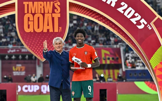PORTUGAL vs AUSTRIA : FIFA U-17 WORLD CUP QATAR 2025 FINAL Anisio Cabral of Portugal poses for a photo with Bora Milutinovic, Serbian former footballer after being presented with the Silver Boot award after the FIFA U-17 World Cup Qatar 2025 final match between Portugal and Austria at Khalifa International Stadium in Doha, Qatar, on November 27, 2025. DOHA Qatar Copyright: xNOUSHADxTHEKKAYILx