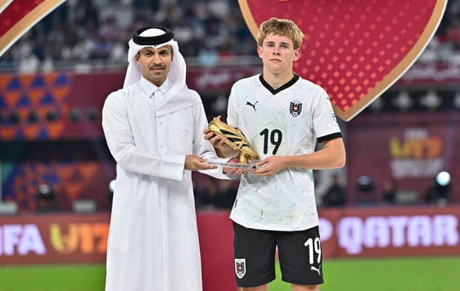 PORTUGAL vs AUSTRIA : FIFA U-17 WORLD CUP QATAR 2025 FINAL Johannes Mathias Moser of Austria poses with the The Golden Boot award after the FIFA U-17 World Cup Qatar 2025 final match between Portugal and Austria at Khalifa International Stadium in Doha, Qatar, on November 27, 2025. DOHA Qatar Copyright: xNOUSHADxTHEKKAYILx