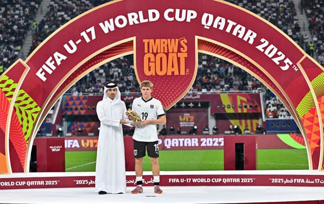 PORTUGAL vs AUSTRIA : FIFA U-17 WORLD CUP QATAR 2025 FINAL Johannes Mathias Moser of Austria poses with the The Golden Boot award after the FIFA U-17 World Cup Qatar 2025 final match between Portugal and Austria at Khalifa International Stadium in Doha, Qatar, on November 27, 2025. DOHA Qatar Copyright: xNOUSHADxTHEKKAYILx