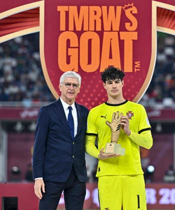 PORTUGAL vs AUSTRIA : FIFA U-17 WORLD CUP QATAR 2025 FINAL Romario Cunha of Portugal poses for a photo with Arsene Wenger, FIFA Chief of Global Football Development, after being presented with the Golden Glove award after the FIFA U-17 World Cup Qatar 2025 final match between Portugal and Austria at Khalifa International Stadium in Doha, Qatar, on November 27, 2025. DOHA Qatar Copyright: xNOUSHADxTHEKKAYILx