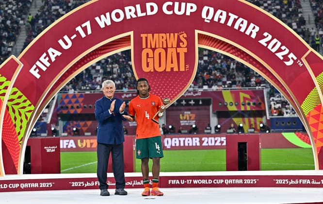 PORTUGAL vs AUSTRIA : FIFA U-17 WORLD CUP QATAR 2025 FINAL Mauro Furtado (R) of Portugal poses for a photo with Bora Milutinovic, Serbian former footballer after being presented with the Bronze Ball award after the FIFA U-17 World Cup Qatar 2025 final match between Portugal and Austria at Khalifa International Stadium in Doha, Qatar, on November 27, 2025. DOHA Qatar Copyright: xNOUSHADxTHEKKAYILx