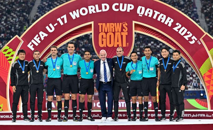 PORTUGAL vs AUSTRIA : FIFA U-17 WORLD CUP QATAR 2025 FINAL Gianni Infantino, (C) FIFA President poses with match referees during award ceremony after the FIFA U-17 World Cup Qatar 2025 final match between Portugal and Austria at Khalifa International Stadium in Doha, Qatar, on November 27, 2025. DOHA Qatar Copyright: xNOUSHADxTHEKKAYILx