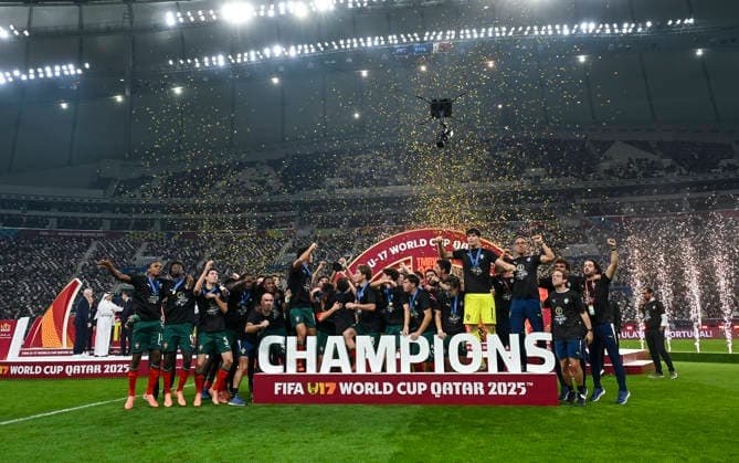 PORTUGAL vs AUSTRIA : FIFA U-17 WORLD CUP QATAR 2025 FINAL Players of Portugal celebrate with the trophy after winning the FIFA U-17 World Cup Qatar 2025 final match between Portugal and Austria at Khalifa International Stadium in Doha, Qatar, on November 27, 2025. DOHA Qatar Copyright: xNOUSHADxTHEKKAYILx