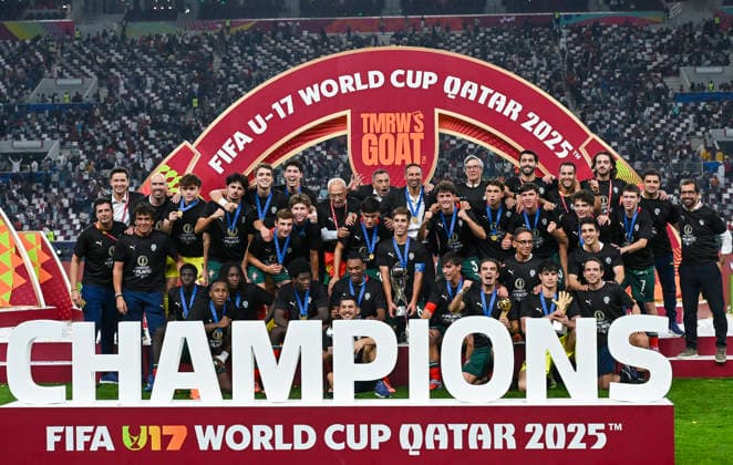 PORTUGAL vs AUSTRIA : FIFA U-17 WORLD CUP QATAR 2025 FINAL Players of Portugal celebrate with the trophy after winning the FIFA U-17 World Cup Qatar 2025 final match between Portugal and Austria at Khalifa International Stadium in Doha, Qatar, on November 27, 2025. DOHA Qatar Copyright: xNOUSHADxTHEKKAYILx