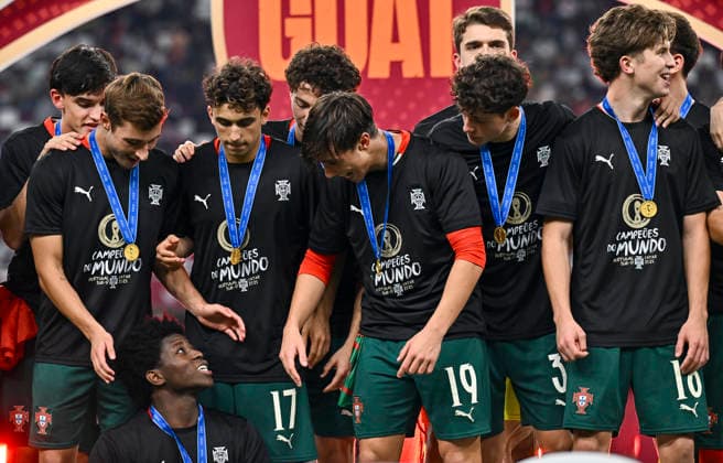 PORTUGAL vs AUSTRIA : FIFA U-17 WORLD CUP QATAR 2025 FINAL Players of Portugal celebrate with the trophy after winning the FIFA U-17 World Cup Qatar 2025 final match between Portugal and Austria at Khalifa International Stadium in Doha, Qatar, on November 27, 2025. DOHA Qatar Copyright: xNOUSHADxTHEKKAYILx