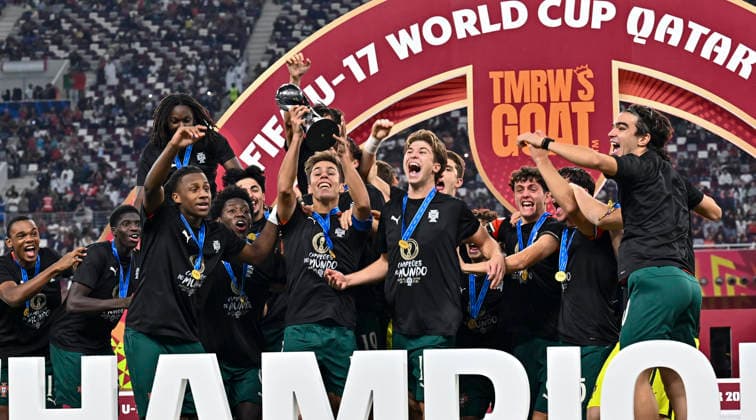 PORTUGAL vs AUSTRIA : FIFA U-17 WORLD CUP QATAR 2025 FINAL Players of Portugal celebrate with the trophy after winning the FIFA U-17 World Cup Qatar 2025 final match between Portugal and Austria at Khalifa International Stadium in Doha, Qatar, on November 27, 2025. DOHA Qatar Copyright: xNOUSHADxTHEKKAYILx