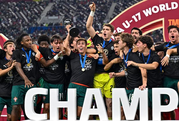 PORTUGAL vs AUSTRIA : FIFA U-17 WORLD CUP QATAR 2025 FINAL Players of Portugal celebrate with the trophy after winning the FIFA U-17 World Cup Qatar 2025 final match between Portugal and Austria at Khalifa International Stadium in Doha, Qatar, on November 27, 2025. DOHA Qatar Copyright: xNOUSHADxTHEKKAYILx