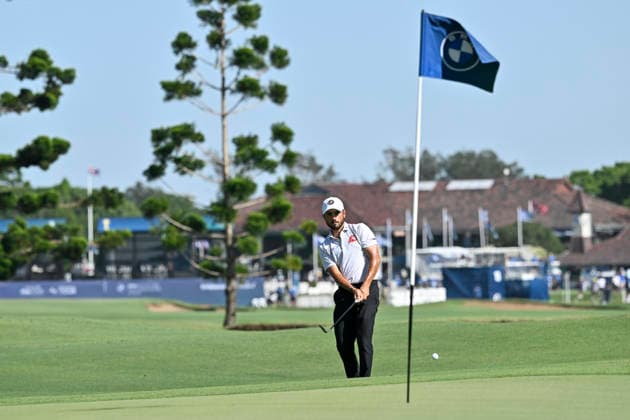 28th November 2025; Royal Queensland Golf Club, Brisbane, Queensland, Australia; BMW Australian PGA, Golf Herren Championship Golf, Round Two; Abraham Ancer of Mexico chips onto the green  NigelxOwen