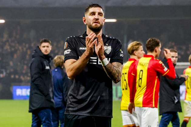 Jeff Chabot of VfB Stuttgartt acknowledges the supporters after the final whistle Go Ahead Eagles v VfB Stuttgart, UEFA Europa League 2025 26 League Phase MD5, Go Ahead Eagles v VfB Stuttgart, Stadion De Adelaarshorst, November 27, 2025, Deventer, Netherlands.