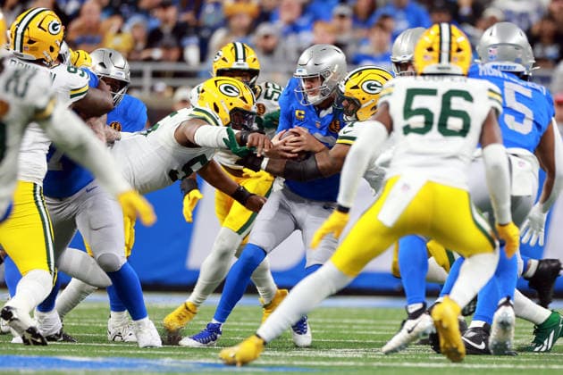 Detroit Lions DETROIT,MICHIGAN-November27: Quarterback Jared Goff (16) of the Detroit Lions is sacked by defensive end Kingsley Enagbare (55) of the Green Bay Packers during an NFL, American Football Herren, USA football game between the Green Bay Packers and the Detroit Lions in Detroit, Michigan USA, on Sunday, November 23, 2025. Detroit Michigan United States  Copyright: xAmyxLemusx originalFilename:lemus-newyorkg251127_npXKk.jpg